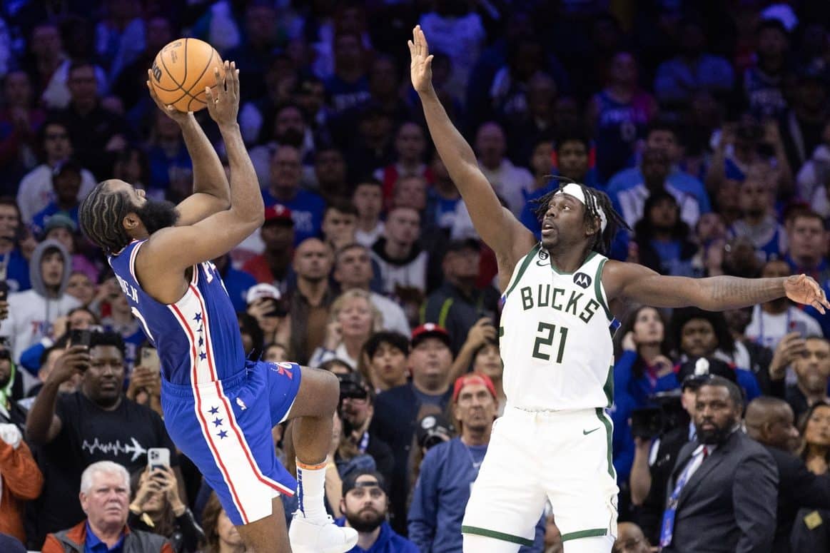 James Harden, do Philadelphia 76ers, e Jrue Holiday, do Milwaukee Bucks