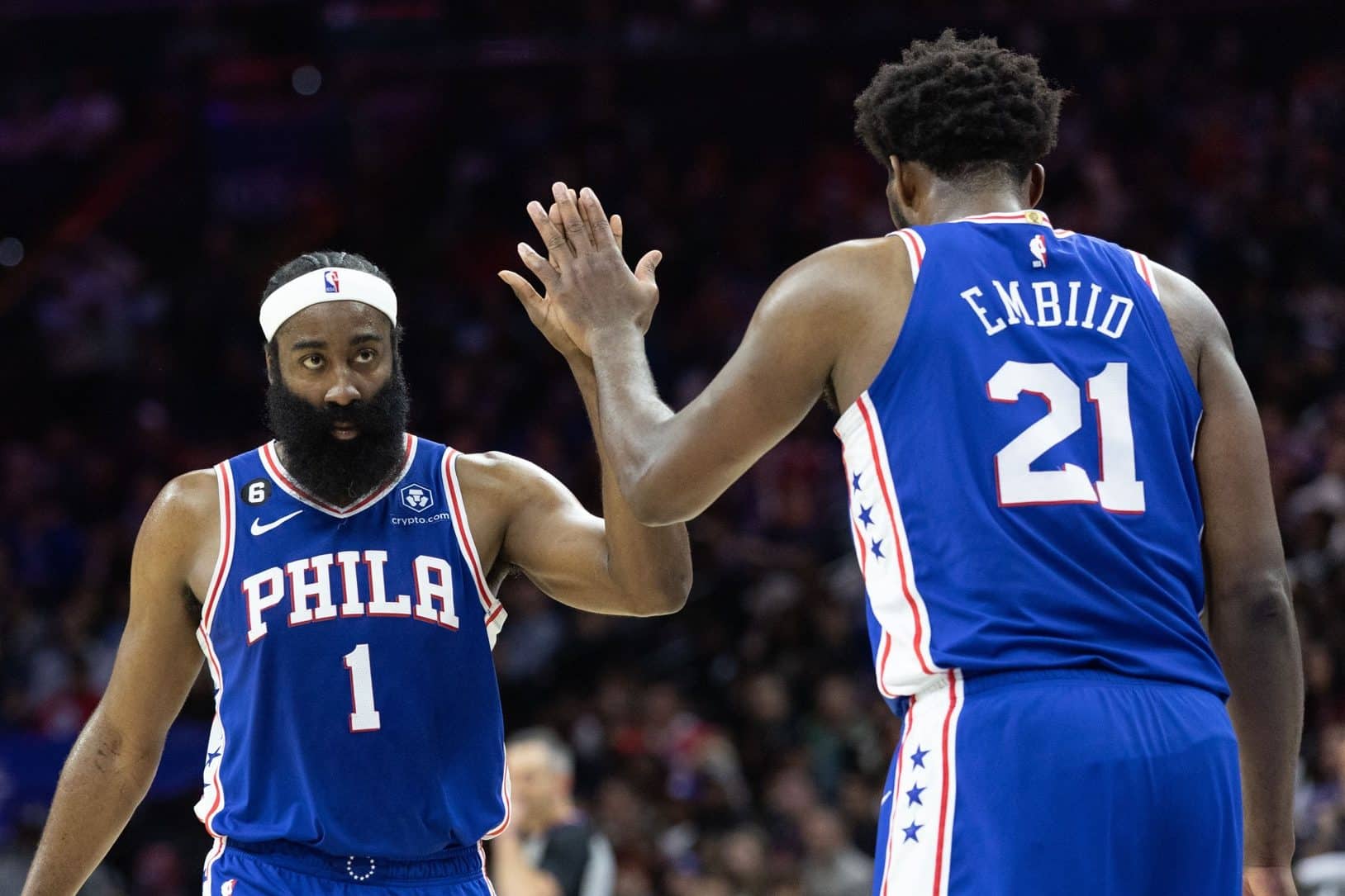 James Harden e Joel Embiid, do Philadelphia 76ers. Foto: Bill Streicher / SUSA / Icon sport