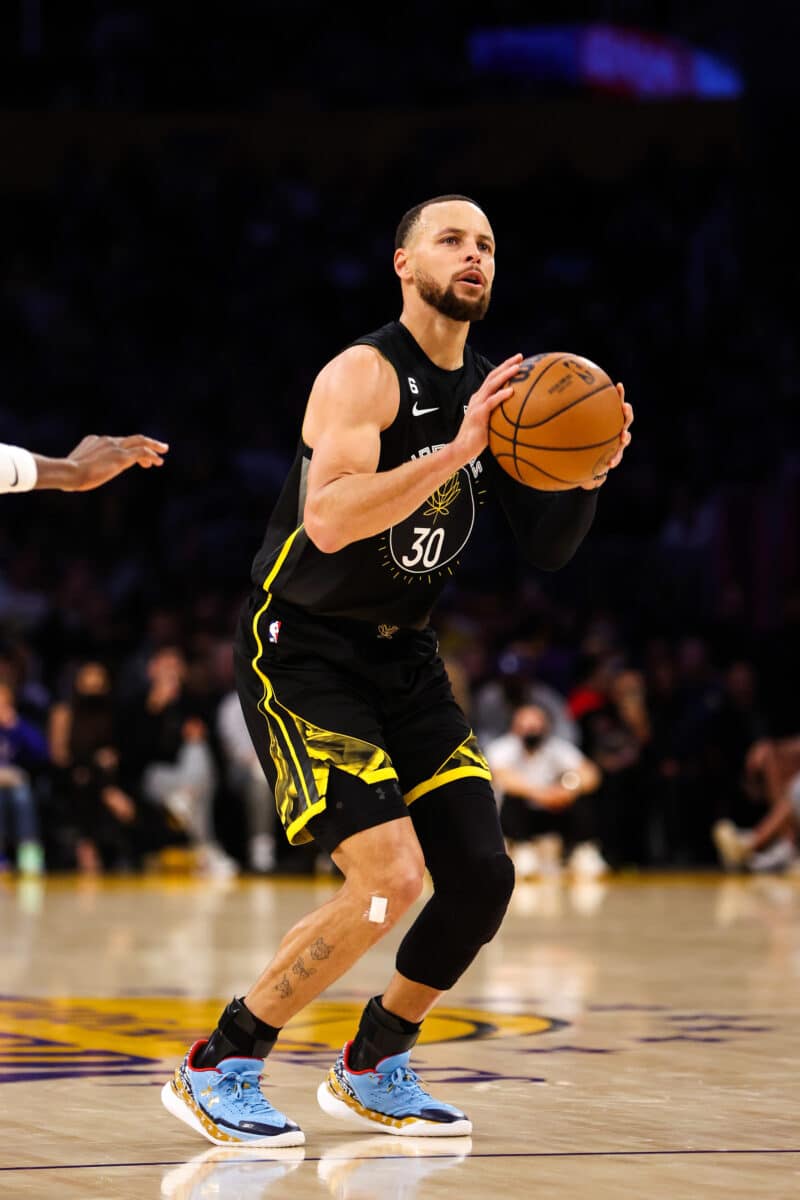 NBA: Curry tenta arremesso espetacular de 3, mas acerta alvo errado; confira