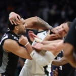 NBA: briga de gigantes marca vit&oacute;ria dos Bucks sobre Kings; assista