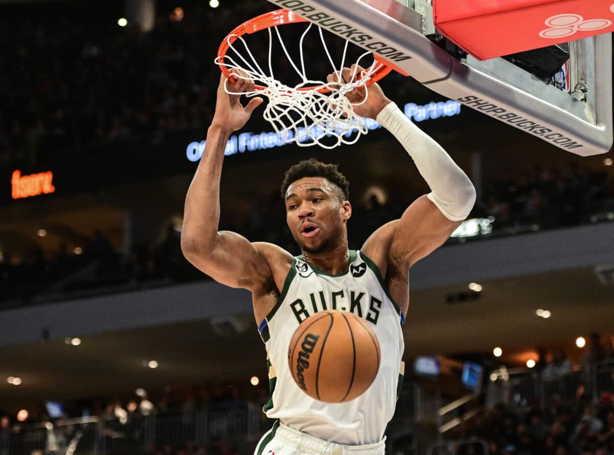 NBA: Giannis entra para a hist&oacute;ria dos Bucks em jogo com triplo-duplo