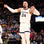 NBA: Brooks provoca jogador dos Mavs e recebe 18&ordf; falta t&eacute;cnica