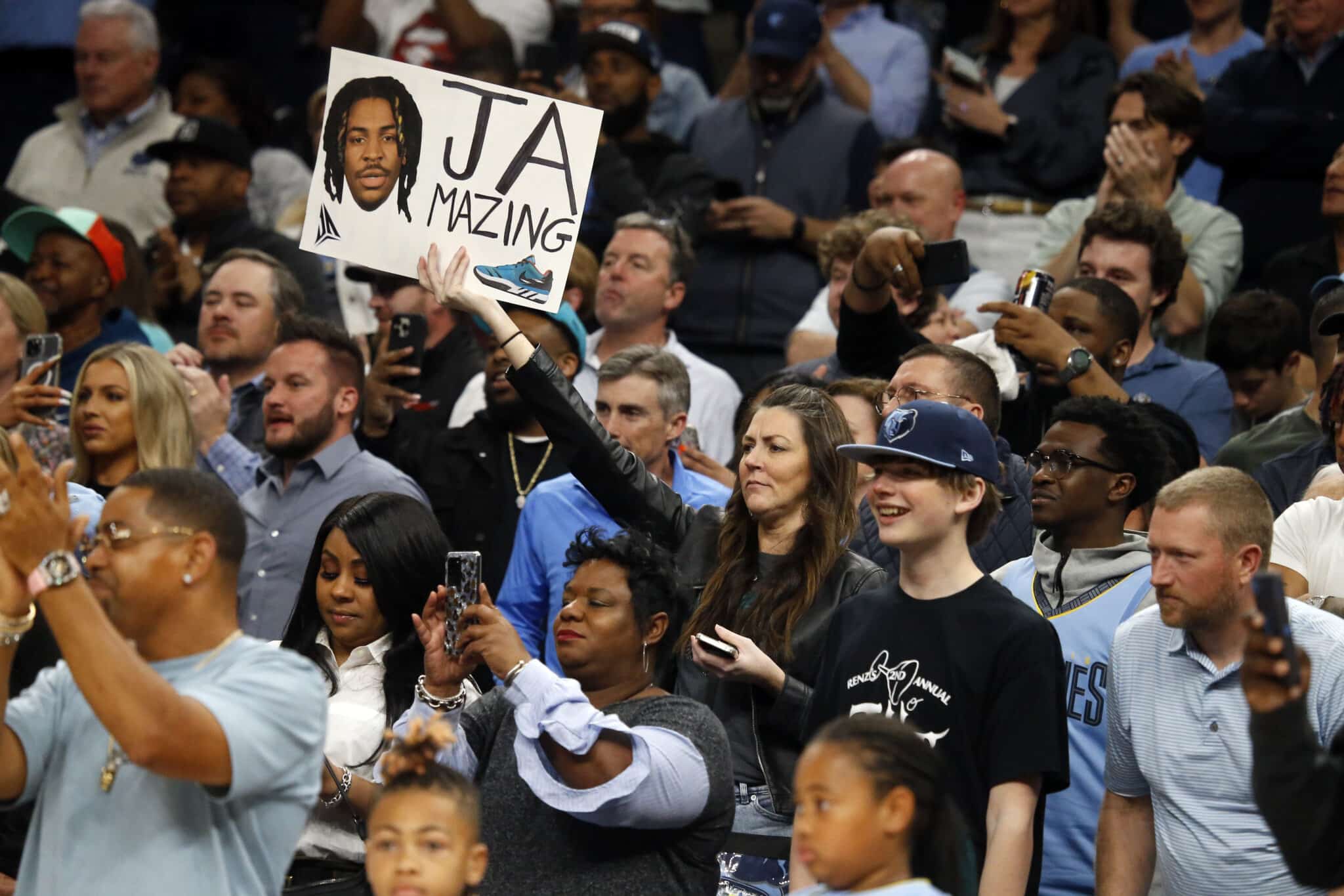 Torcedores do Memphis Grizzlies recebem Ja Morant com cartazes. Foto: Petre Thomas / SUSA / Icon sport