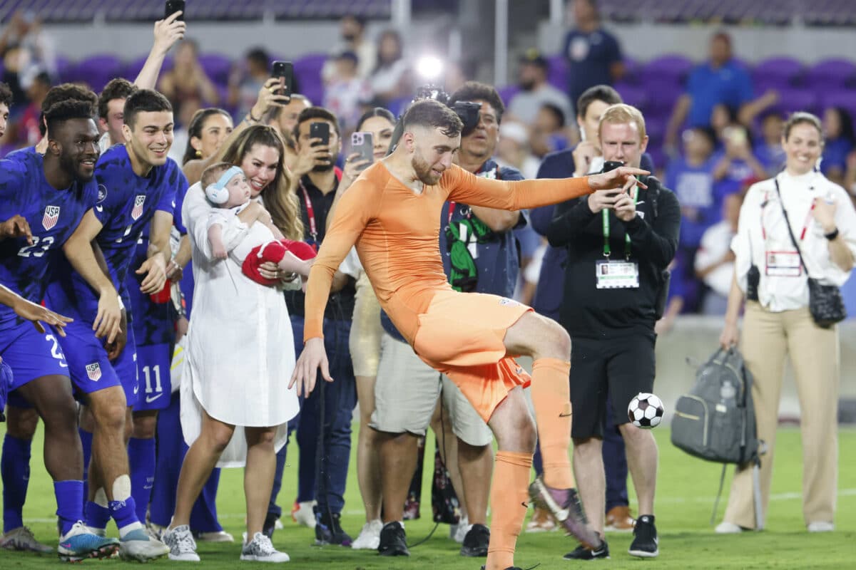 Goleiro dos EUA inova com ch&aacute; revela&ccedil;&atilde;o empolgante