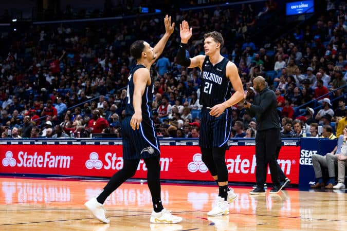 Jalen Suggs comemora com Moritz Wagner, do Orlando Magic.