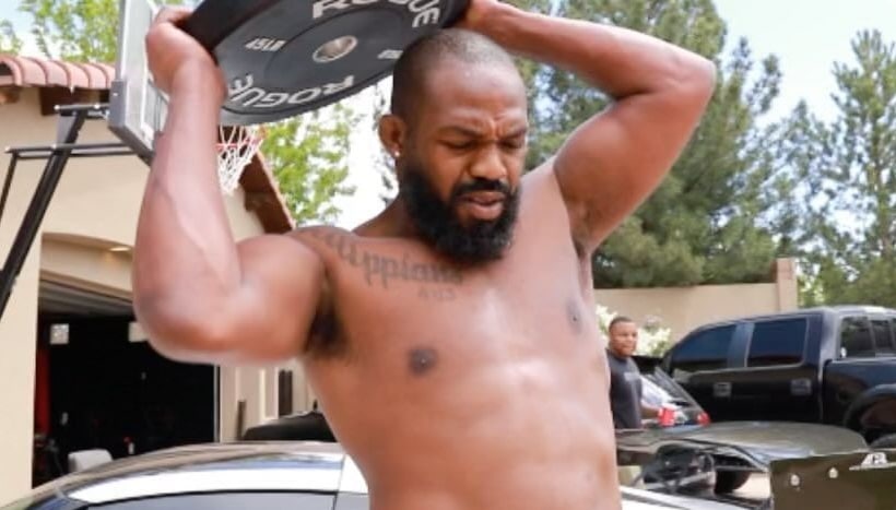 Acima do peso? Jon Jones rebate cr&iacute;ticas sobre f&iacute;sico antes do UFC 285