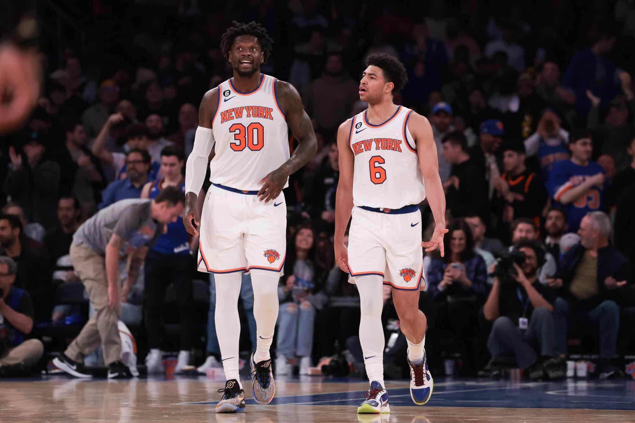 Julius Randle, ala do New York Knicks, e armador Quentin Grimes, contra o Charlotte Hornets, no Madison Square Garden. Cr&eacute;dito: SUSA/Icon Sport