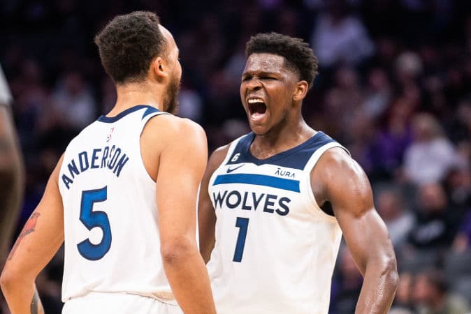 Kyle Anderson, ala do Minnesota Timberwolves, comemora com o armador Anthony Edwards.