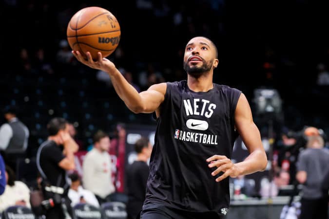 Mikal Bridges, ala do Brooklyn Nets, se aquece antes de um jogo.