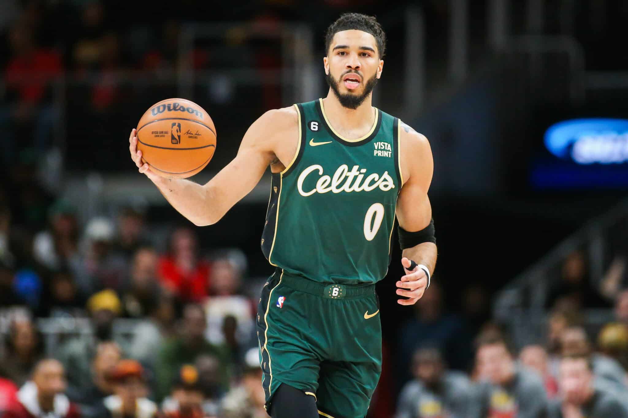 O ala Jayson Tatum, do Boston Celtics, dribla contra o Atlanta Hawks no TD Garden. Cr&eacute;dito: SUSA/Icon Sport