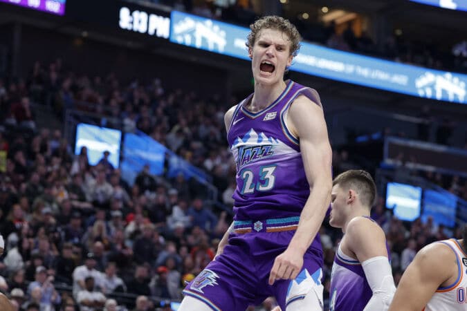 O ala-piv&ocirc; do Utah Jazz, Lauri Markkanen, reage ao enterrar a bola.