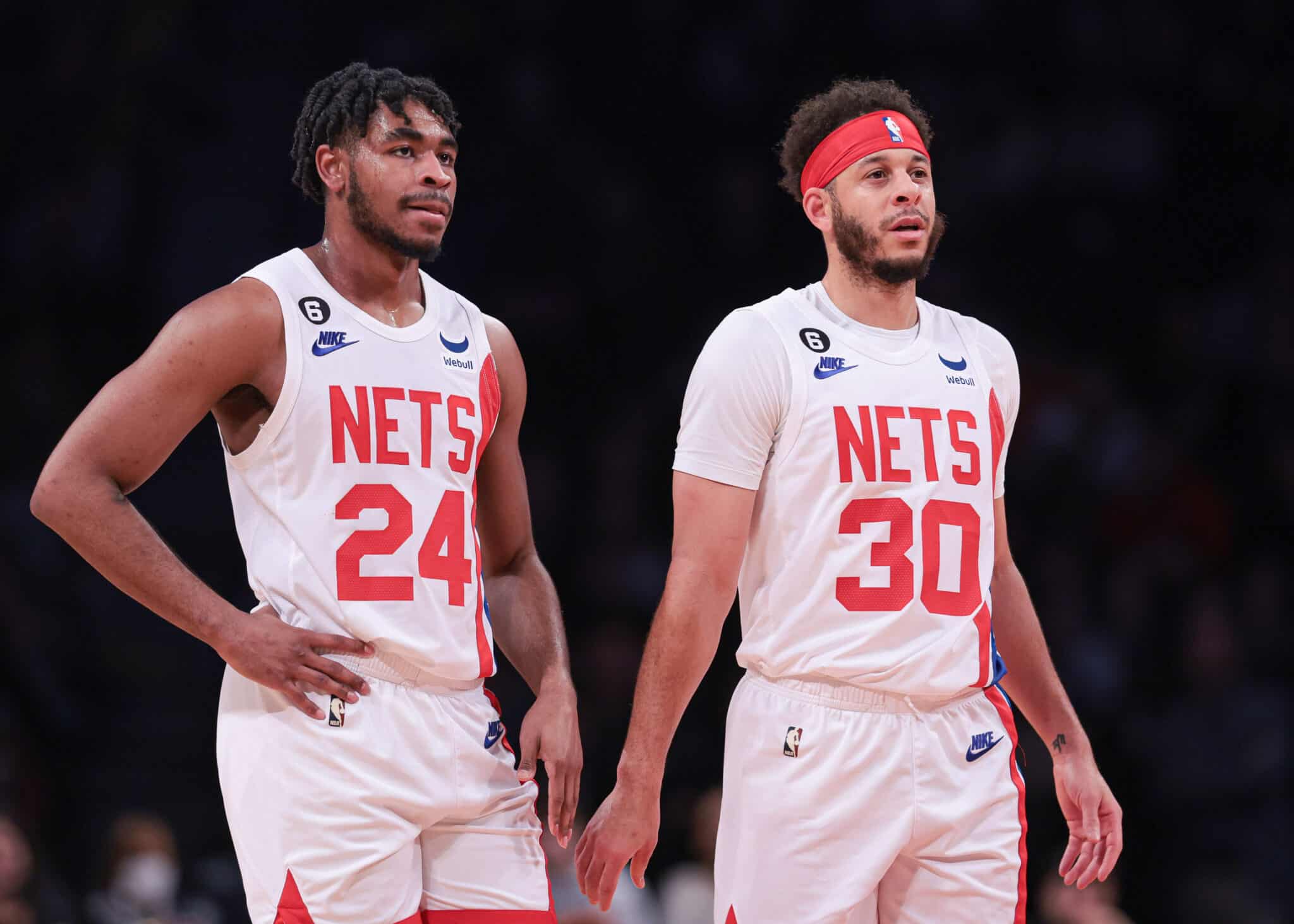 O armador do Brooklyn Nets, Cam Thomas, conversa com o armador Seth Curry contra o Denver Nuggets no Barclays Center. Cr&eacute;dito: SUSA/Icon Sport