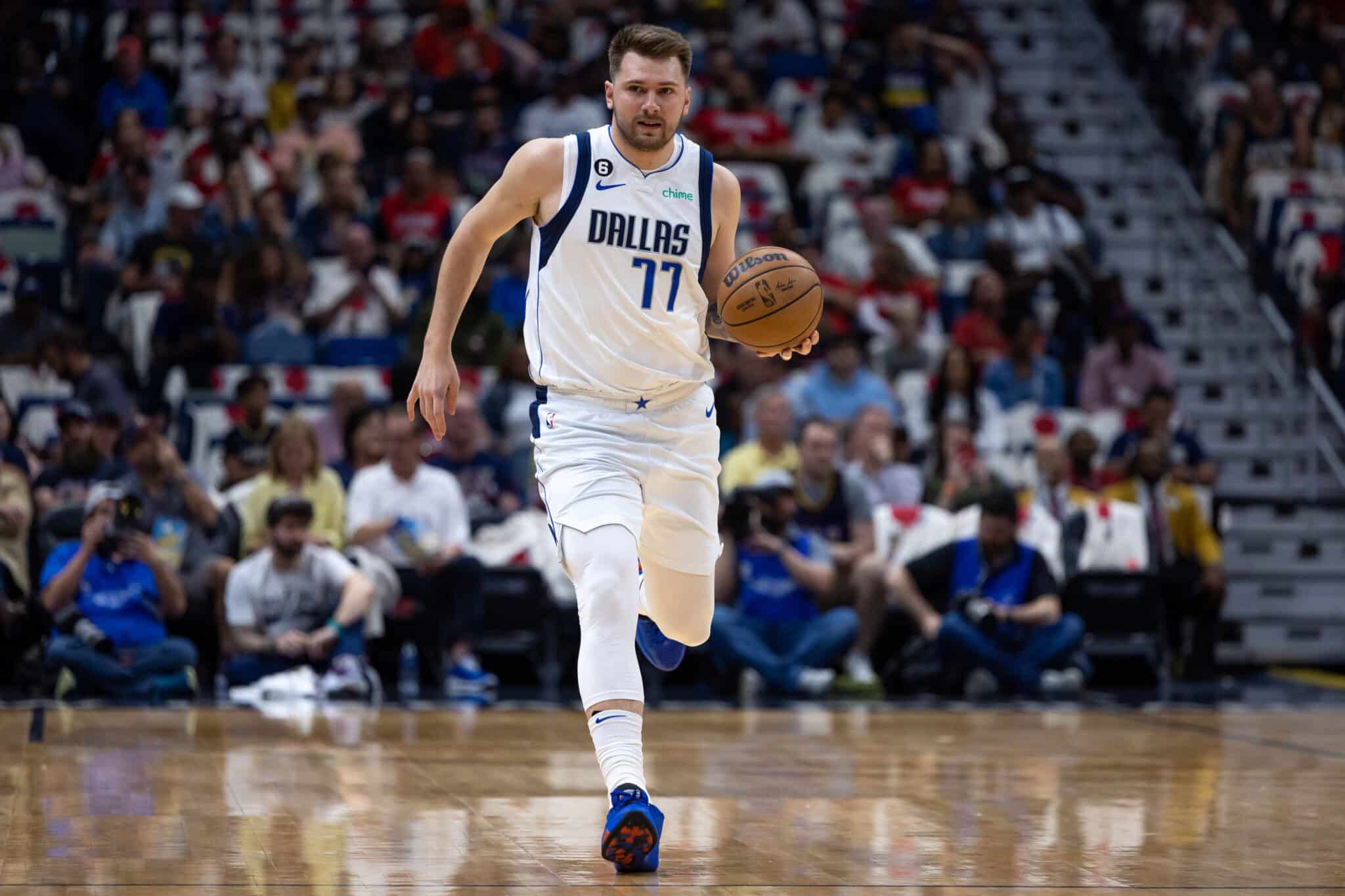 O armador do Dallas Mavericks, Luka Doncic, durante jogo contra o New Orleans Pelicans. Cr&eacute;dito: SUSA/Icon Sport