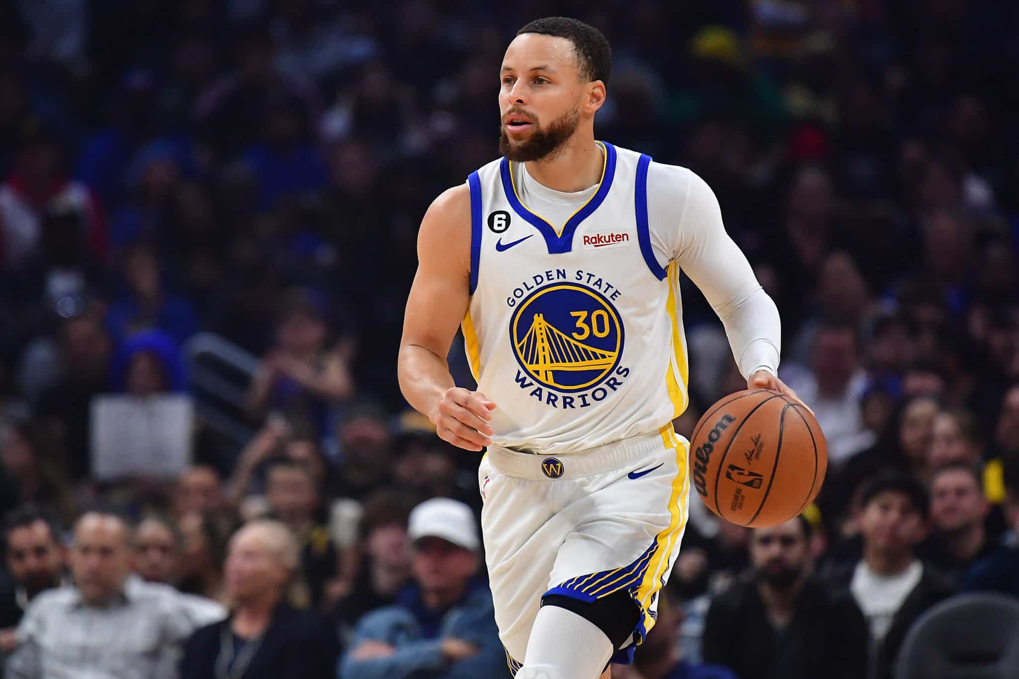 O armador do Golden State Warriors, Stephen Curry, move a bola na quadra contra o Los Angeles Clippers. Cr&eacute;dito: SUSA/Icon Sport