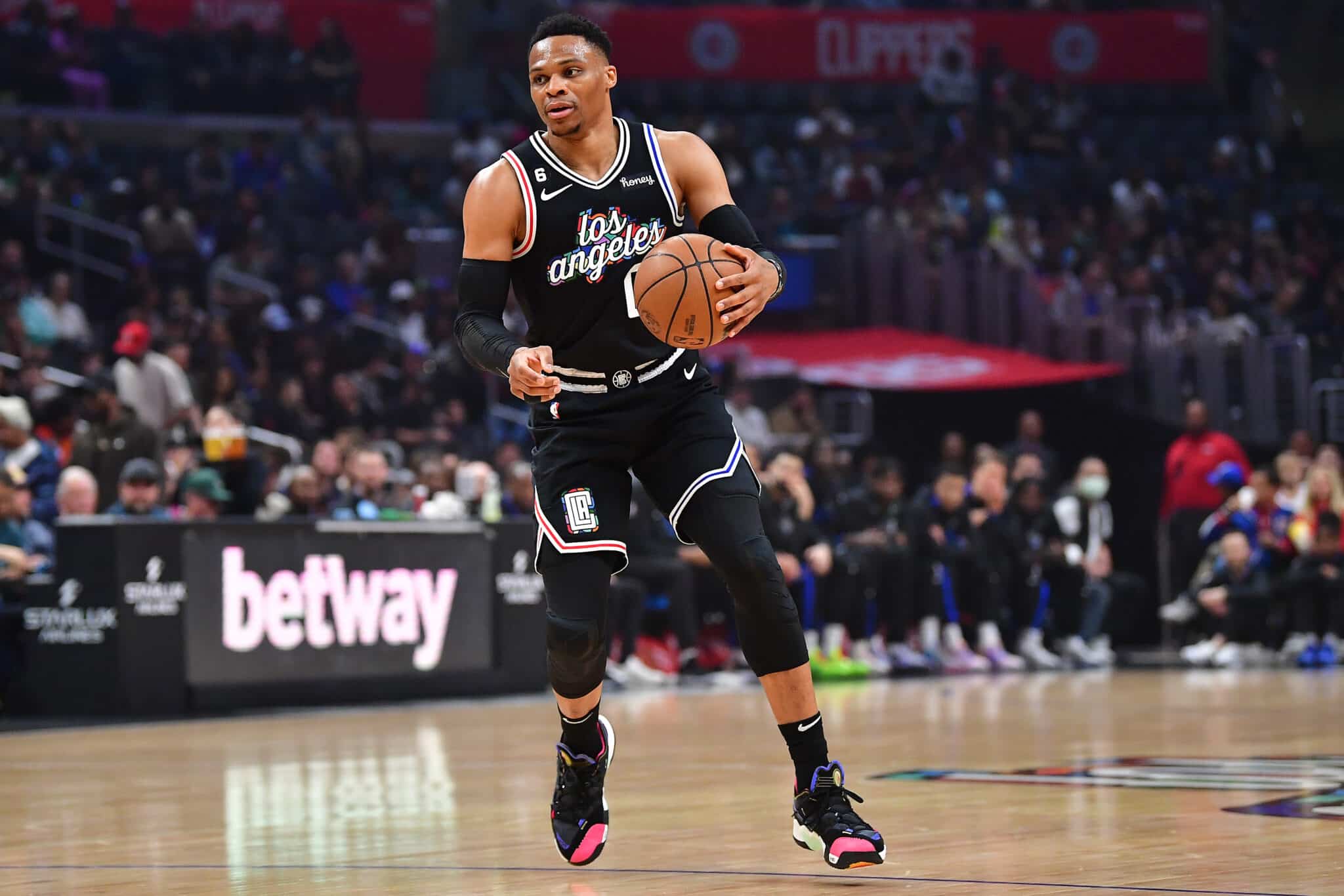 O armador do Los Angeles Clippers, Russell Westbrook controla a bola contra o Orlando Magic. Cr&eacute;dito: SUSA/Icon Sport