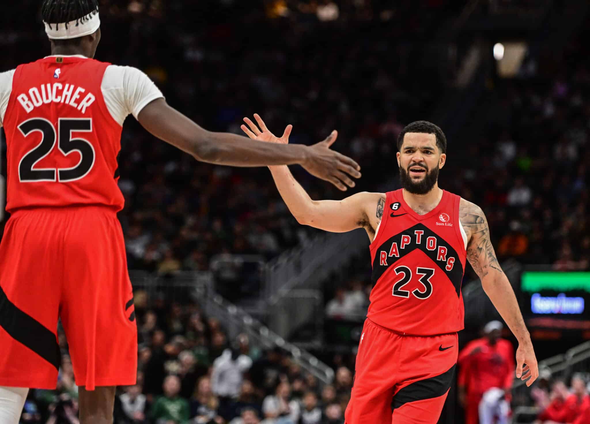 O armador do Toronto Raptors, Fred VanVleet, reage com o ala Chris Boucher durante o jogo contra o Milwaukee Bucks. Cr&eacute;dito: Benny Sieu/Icon Sport