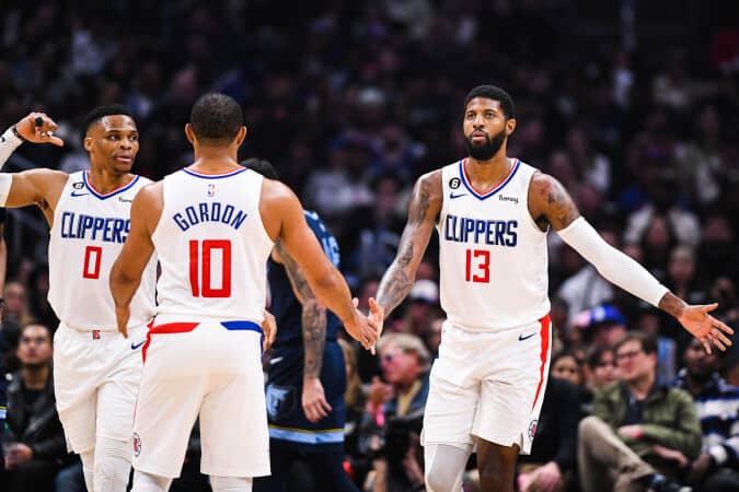 Paul George comemora com os companheiros de equipe Eric Gordon e Russell Westbrook.
