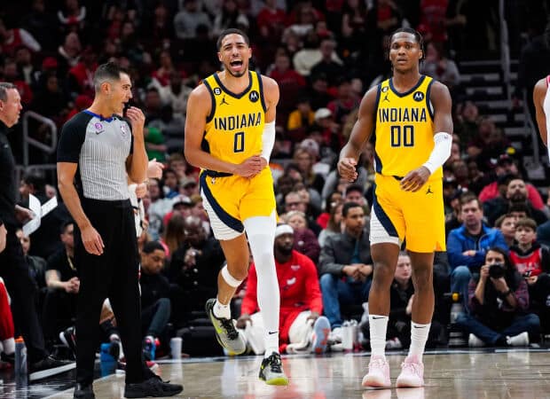 Tyrese Haliburton, armador do Indiana Pacers, reage ap&oacute;s fazer uma cesta de tr&ecirc;s pontos.