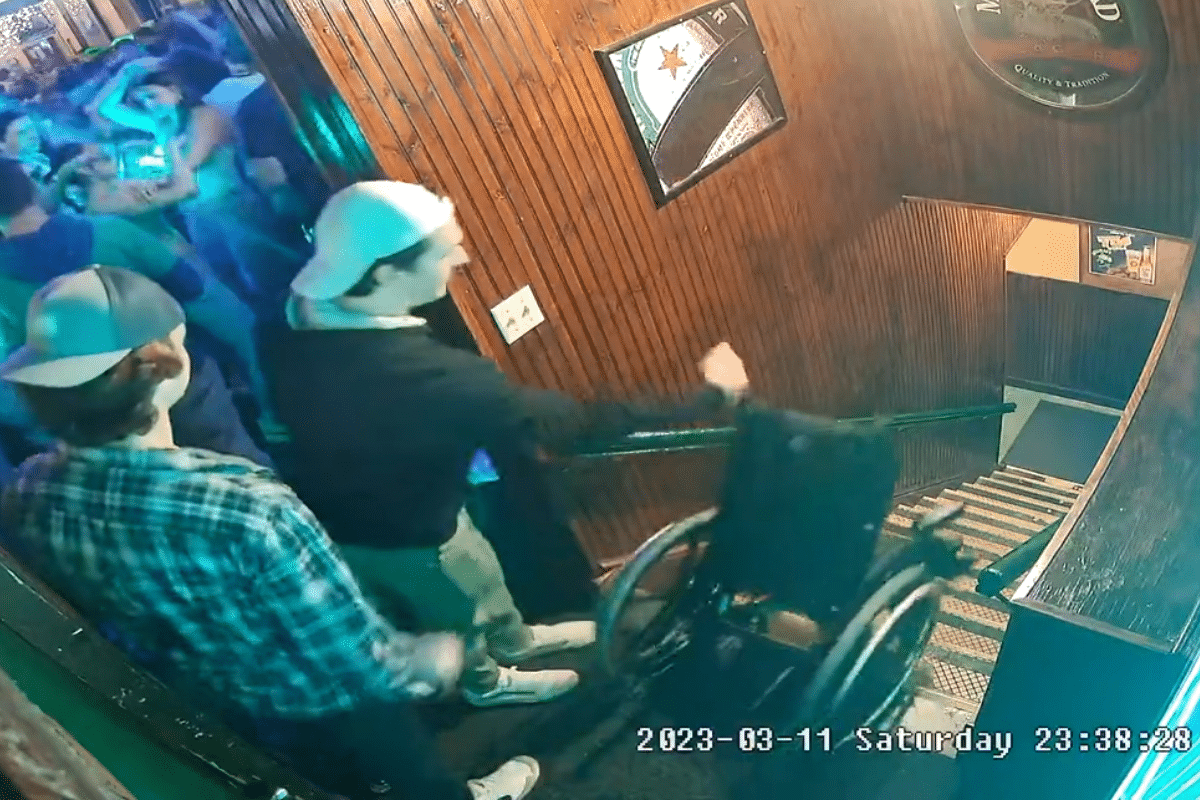 Ap&oacute;s filho jogar cadeira de rodas escada abaixo, GM do Philadelphia Flyers se pronuncia