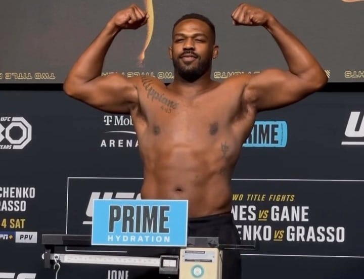 Jones faz suspense na balan&ccedil;a, mas confirma estreia nos pesados do UFC