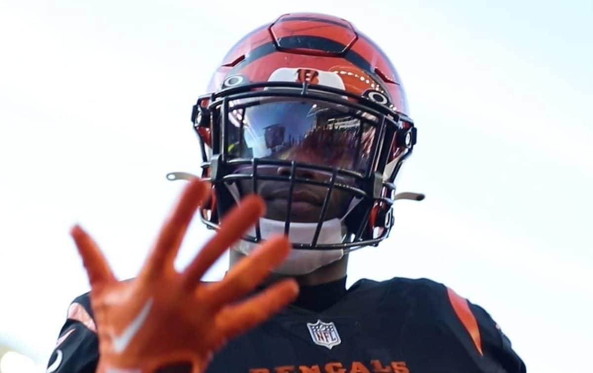 Jogador da NFL &eacute; acusado de apontar arma de fogo para mulher