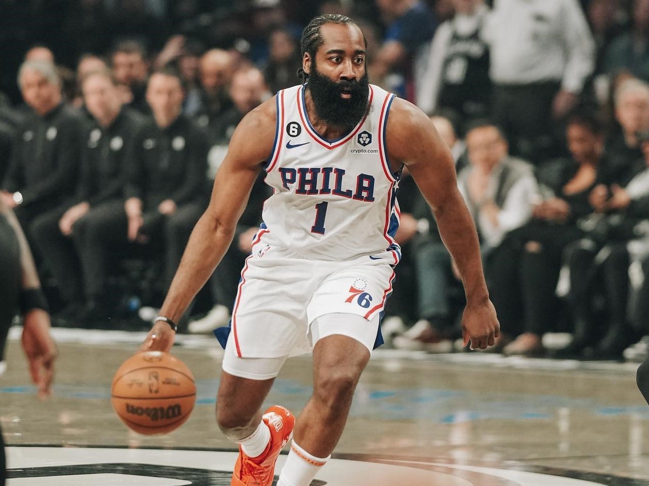 Em jogo maluco e quente, Harden &eacute; expulso, e Nets tiram Embiid do s&eacute;rio