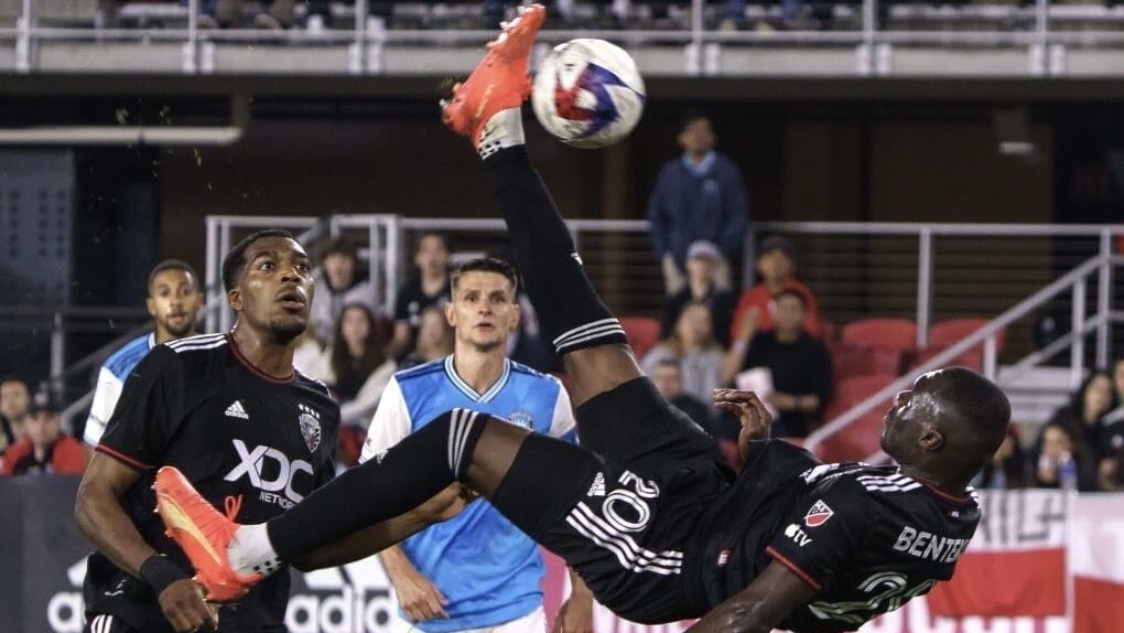 MLS: centroavante faz gol de bicicleta &agrave; la Pel&eacute; e f&atilde;s enlouquecem