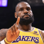 LeBron e Davis &lsquo;abalam&rsquo; Dillon Brooks com tocos seguidos, e torcida vibra