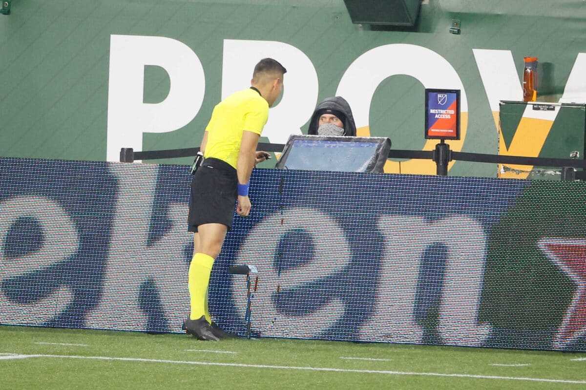 VAR expulsa jogador por motivo inusitado na MLS