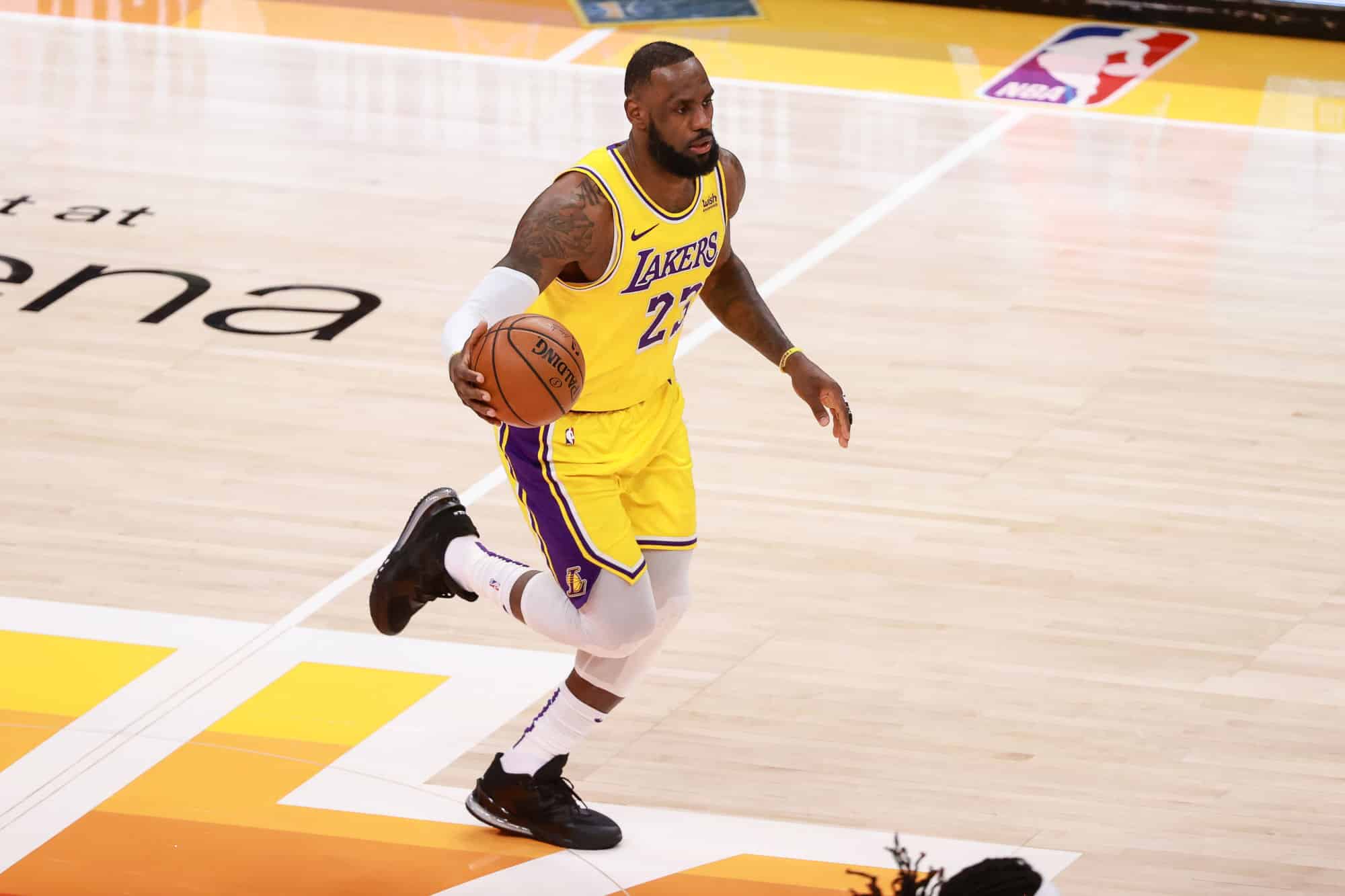 LeBron James, traz a bola para a quadra contra o Utah Jazz na Vivint Smart Home Arena. Cr&eacute;dito: USA TODAY Sports/Icon Sport
