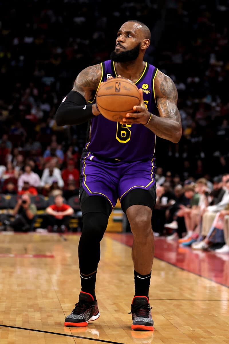 NBA: Lakers vencem com triplo-duplo de LeBron e encostam nos playoffs