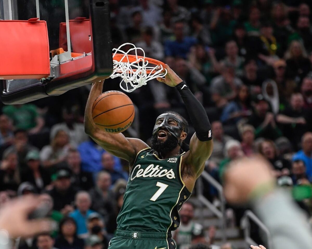 NBA Playoffs: Brown d&aacute; show mesmo com ferimento na m&atilde;o, e Celtics atropelam Hawks