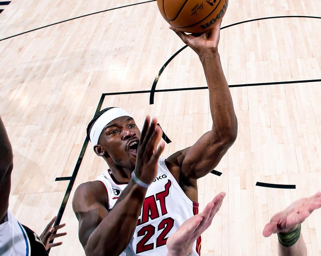 NBA Playoffs: Giannis sai lesionado, e Bucks s&atilde;o presa f&aacute;cil para o Miami Heat