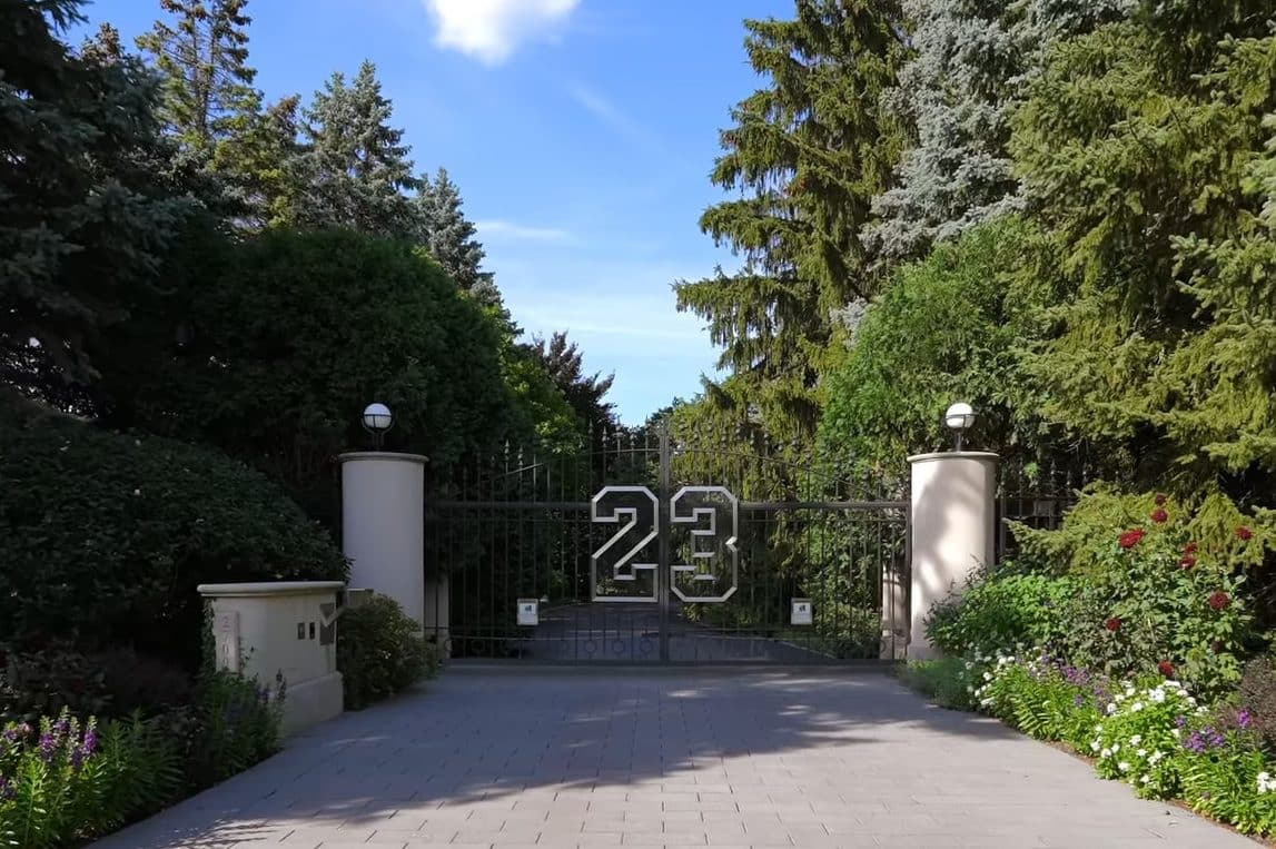 Port&atilde;o da mans&atilde;o de Michael Jordan em Illinois. Foto: Reprodu&ccedil;&atilde;o/YouTube