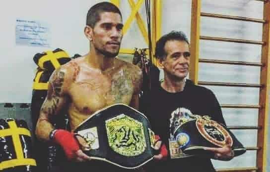 Poatan com cintur&otilde;es ao lado de Belocqua Wera, seu primeiro treinador no kickboxing. Foto: Arquivo Pessoal