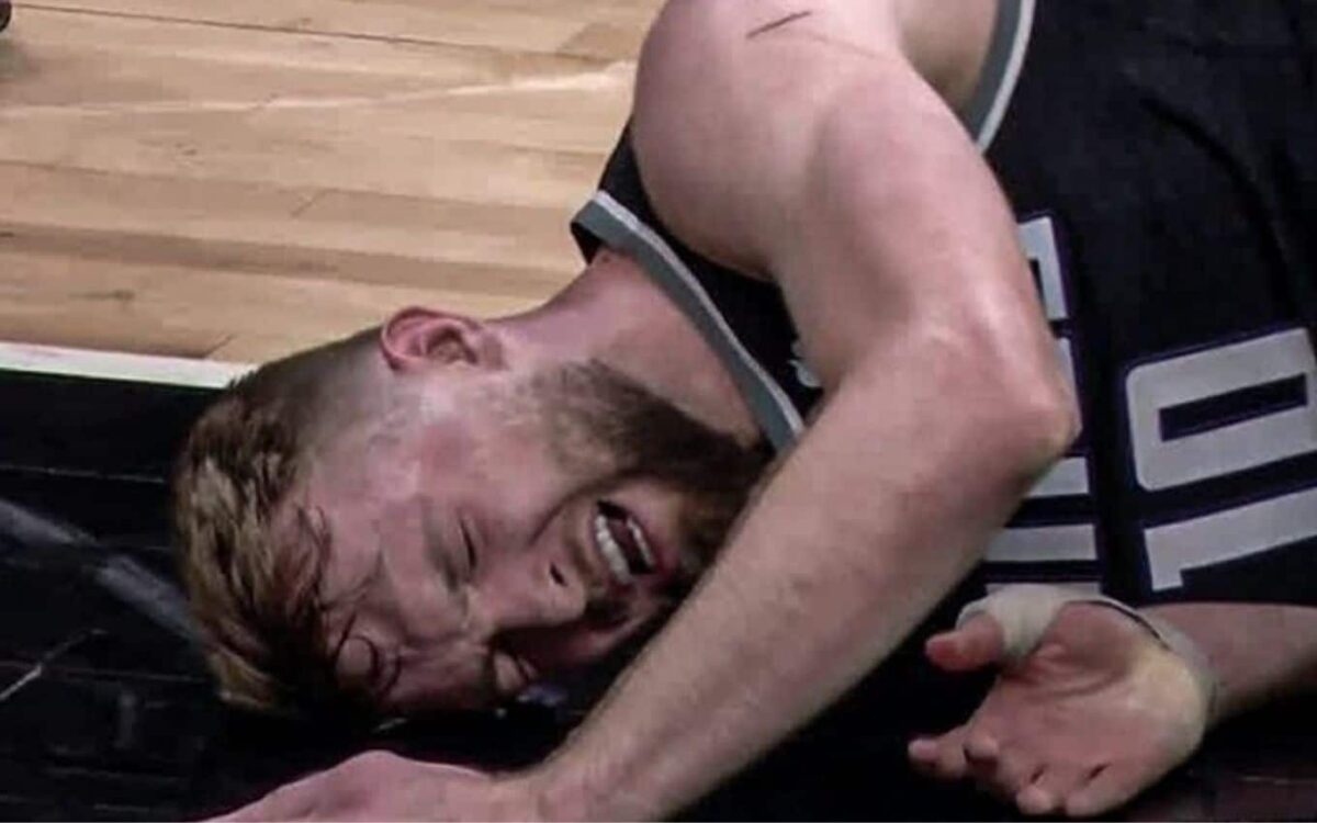 Playoffs NBA: Sabonis sofre contus&atilde;o ap&oacute;s pis&atilde;o de Draymond Green