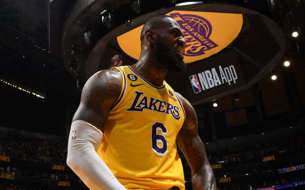 NBA: LeBron James estipula novo recorde com realeza na plateia