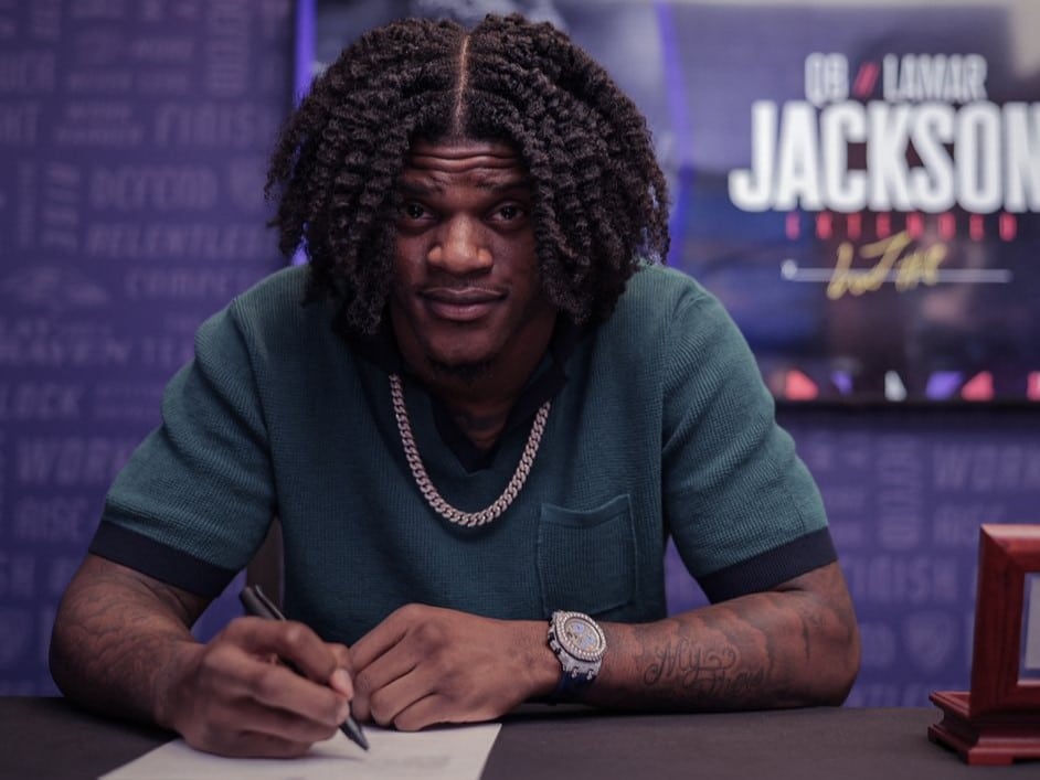 NFL: Lamar Jackson oficializa renova&ccedil;&atilde;o com os Ravens e faz plano ousado