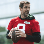 NFL: Aaron Rodgers e Jets j&aacute; negociam novo contrato ap&oacute;s troca
