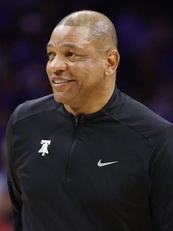 Doc Rivers, 76ers. NBA. Foto: Reprodu&ccedil;&atilde;o/Twitter/@NBABrasil