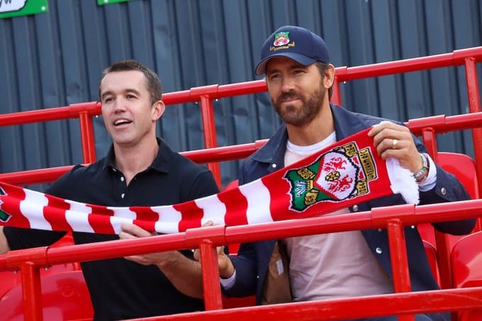 Rob McElhenney e Ryan Reynolds, Wrexham. Foto: Reprodu&ccedil;&atilde;o/Twitter/@Wrexham_AFC