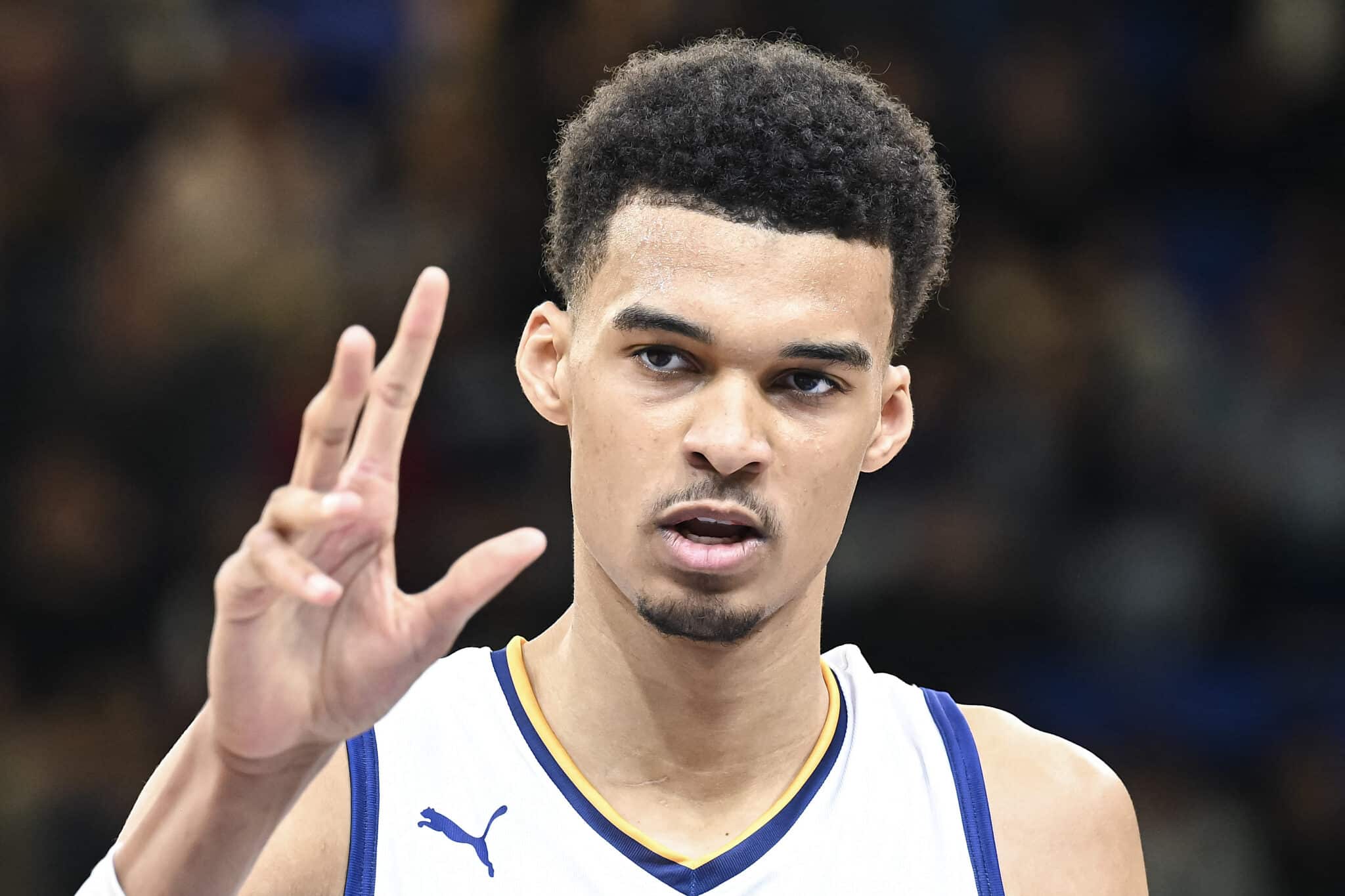 NBA: Wembanyama tem reação hilária com pick 1 dos Spurs e ‘veste a camisa’