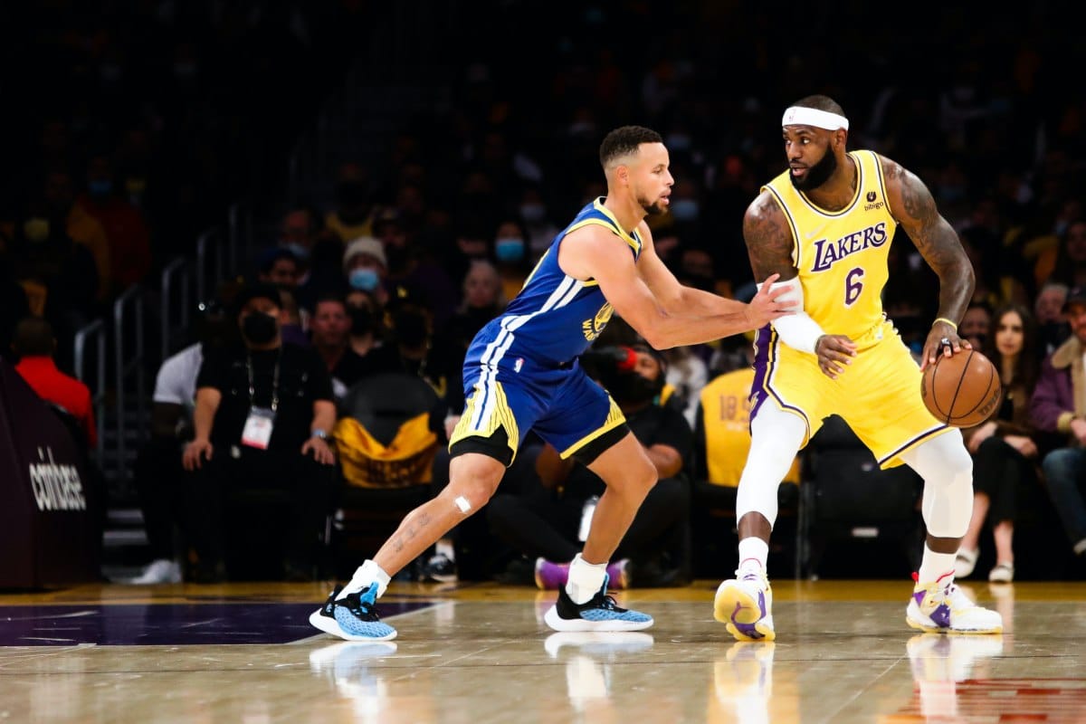 LeBron x Curry: uma rivalidade de estilos, influ&ecirc;ncia e an&eacute;is de campe&atilde;o