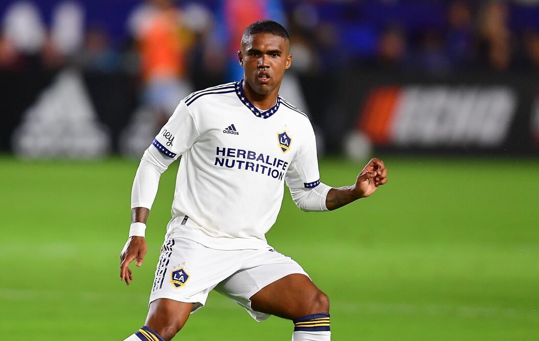 Com pris&atilde;o decretada, Douglas Costa tem sal&aacute;rio milion&aacute;rio na MLS