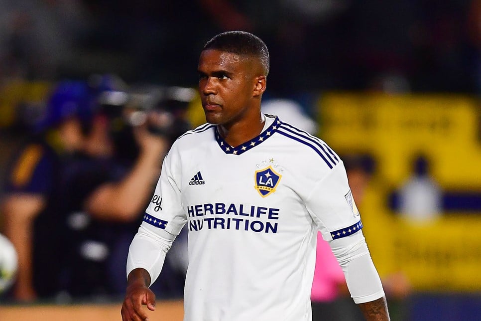 MLS: LA Galaxy, time de Douglas Costa, afunda em crise e demite presidente