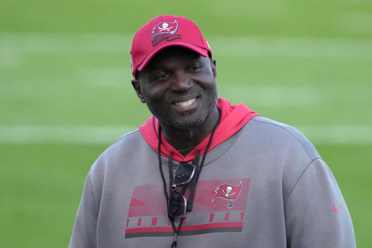 NFL: l&iacute;der dos Buccaneers cumpre promessa e, aos 59 anos, ganha diploma universit&aacute;rio
