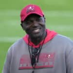 NFL: l&iacute;der dos Buccaneers cumpre promessa e, aos 59 anos, ganha diploma universit&aacute;rio