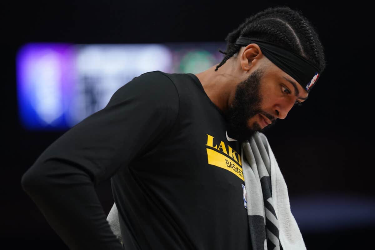 NBA: Anthony Davis precisou de cadeira de rodas ap&oacute;s pancada na cara