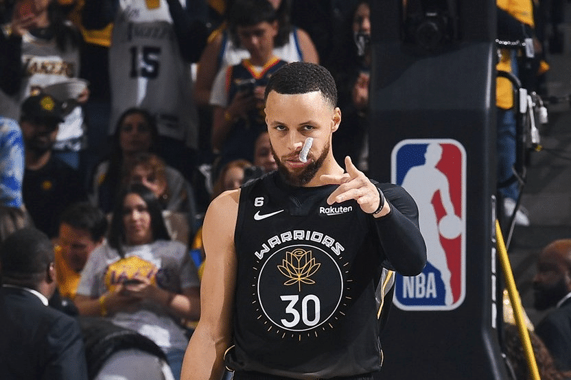 Stephen Curry, Warriors x Lakers - NBA Playoffs. Foto: reprodu&ccedil;&atilde;o/Twitter/@warriors