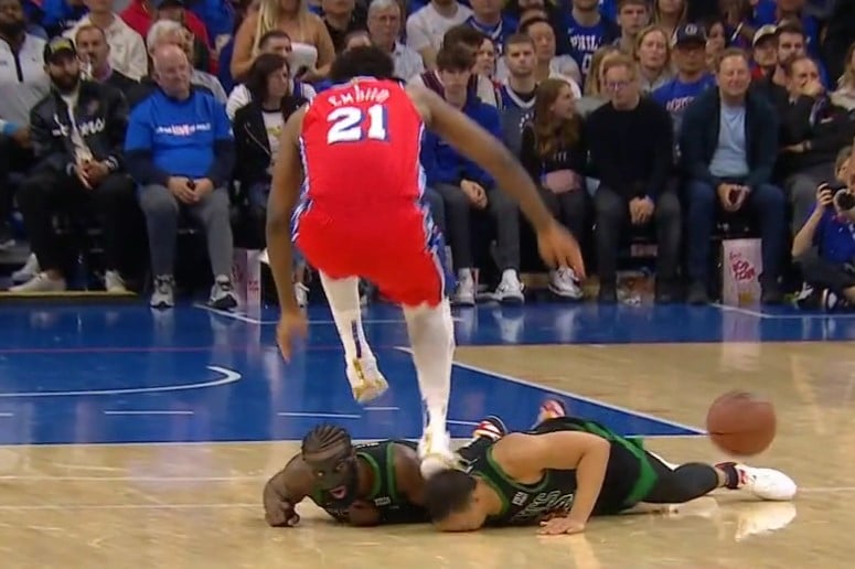NBA Playoffs: Embiid pisa na cabe&ccedil;a de Williams em acidente assustador